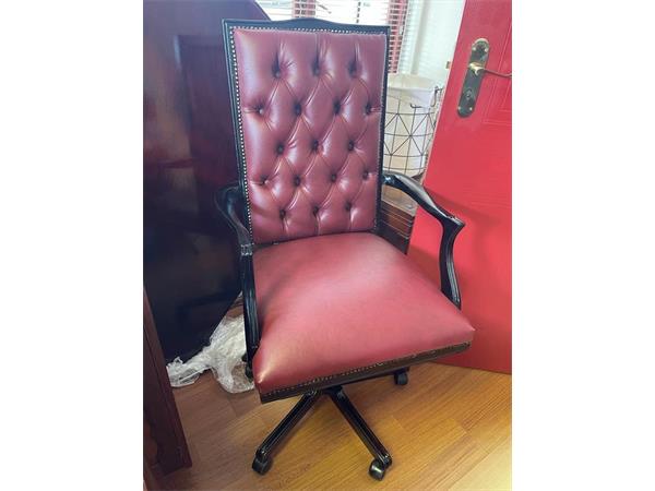 ~/upload/Lots/43822/gu7fcjnhf45k2/LOT 050   Regency Swivel Desk Chair Wooden  Arm_t600x450.jpg